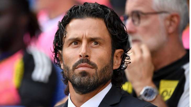 Fabio Grosso proche d'un banc en Italie